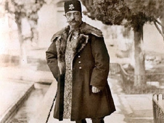 بعد از ناهار رفتیم به عمارتِ سرِ قنات که مشهور است به قصرفیروزه