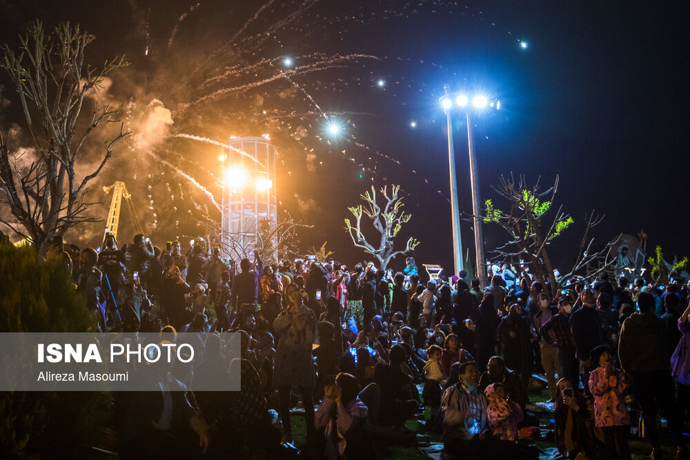 تصاویر: نور افشانی پل طبیعت در اولین شب سال ۱۴۰۱