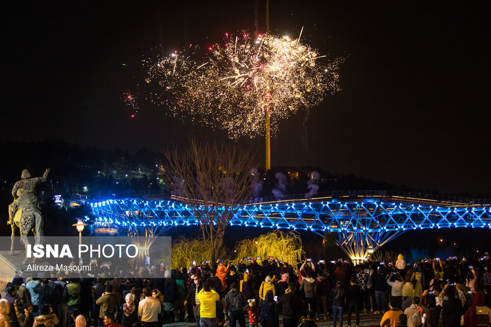 تصاویر: نور افشانی پل طبیعت در اولین شب سال ۱۴۰۱