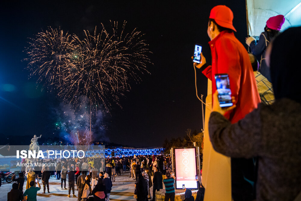تصاویر: نور افشانی پل طبیعت در اولین شب سال ۱۴۰۱