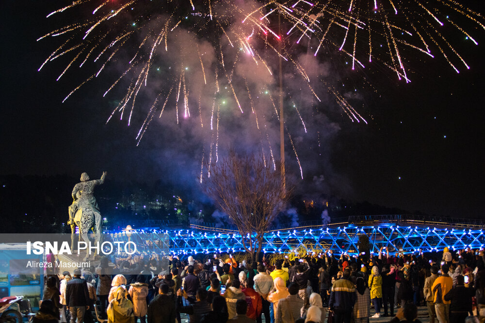 تصاویر: نور افشانی پل طبیعت در اولین شب سال ۱۴۰۱