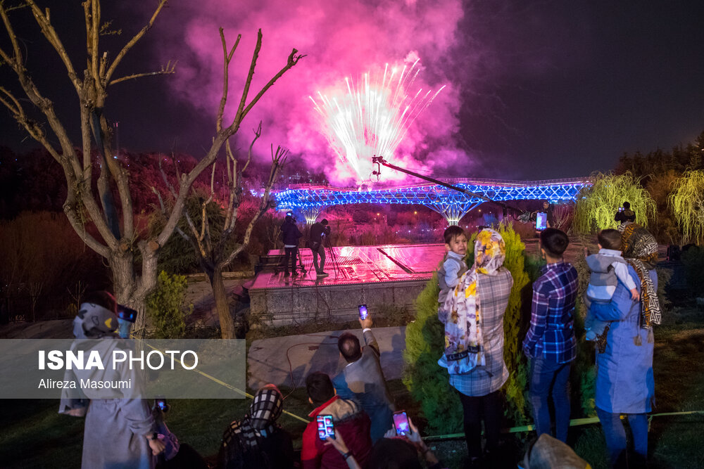 تصاویر: نور افشانی پل طبیعت در اولین شب سال ۱۴۰۱