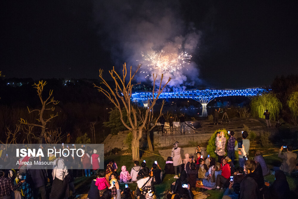 تصاویر: نور افشانی پل طبیعت در اولین شب سال ۱۴۰۱