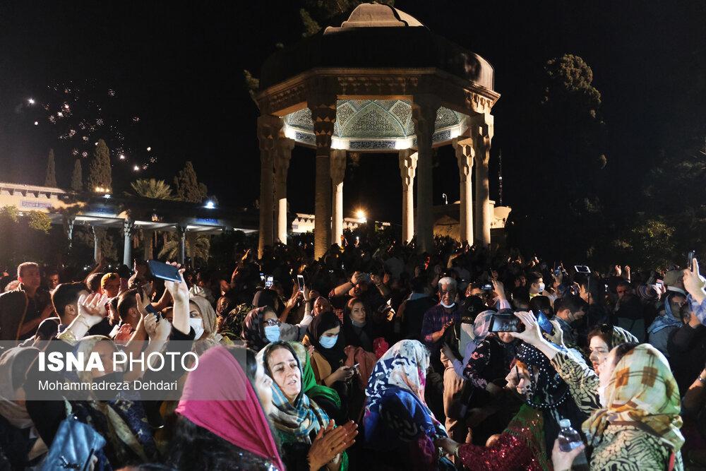 تصاویر: لحظه تحویل سال ۱۴۰۱- آرامگاه حافظیه