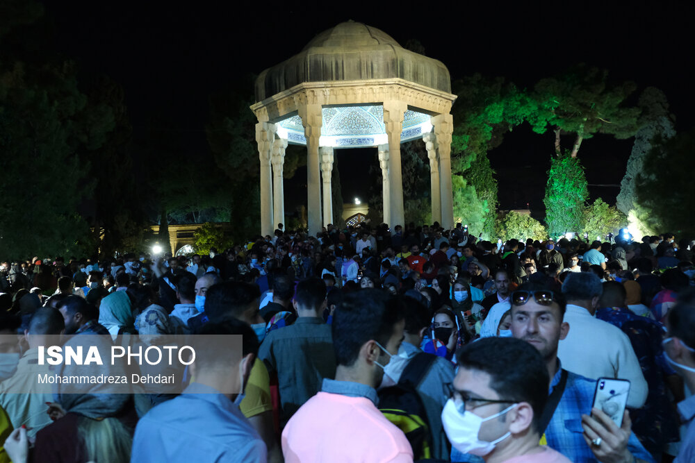 تصاویر: لحظه تحویل سال ۱۴۰۱- آرامگاه حافظیه
