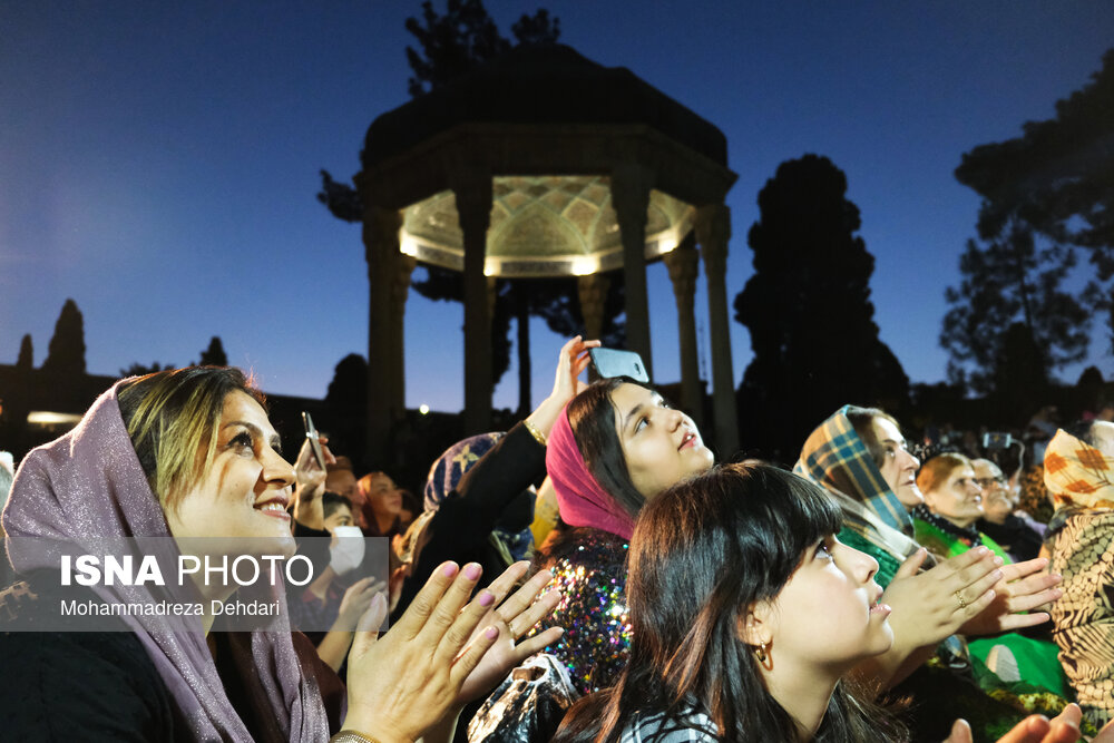 تصاویر: لحظه تحویل سال ۱۴۰۱- آرامگاه حافظیه
