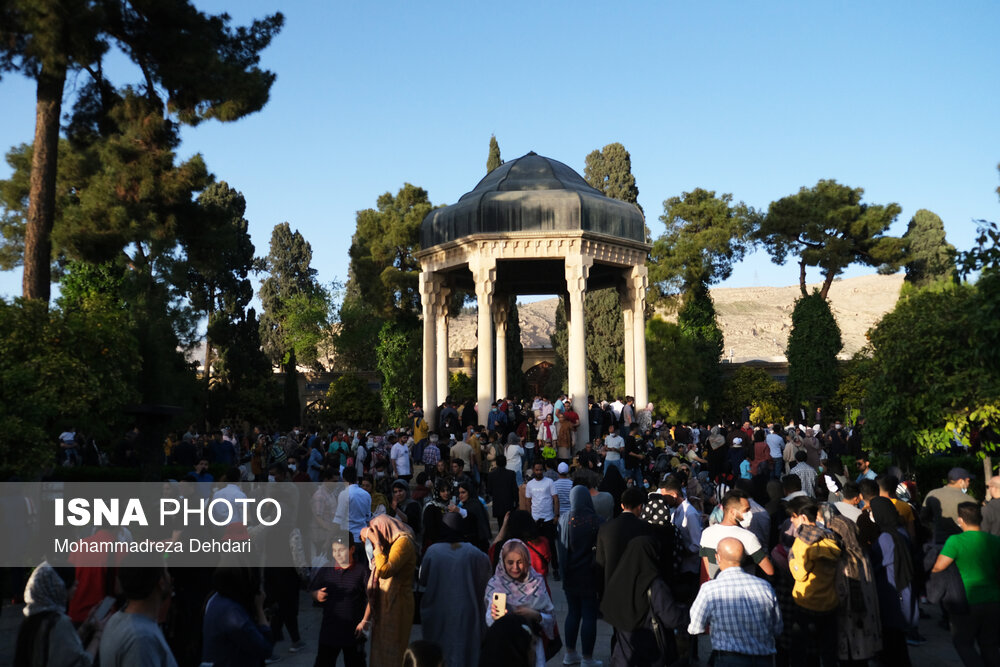 تصاویر: لحظه تحویل سال ۱۴۰۱- آرامگاه حافظیه