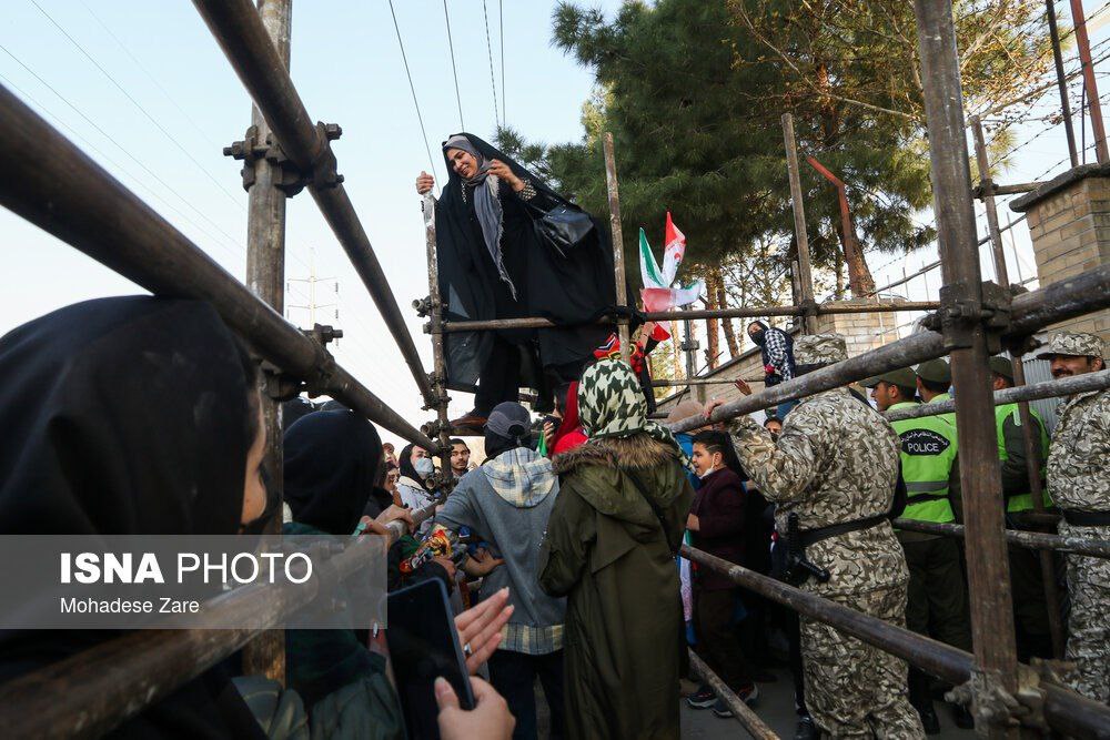 تصاویری از جلوگیری از ورود زنان به ورزشگاه امام رضا در مسابقه فوتبال ایران و لبنان