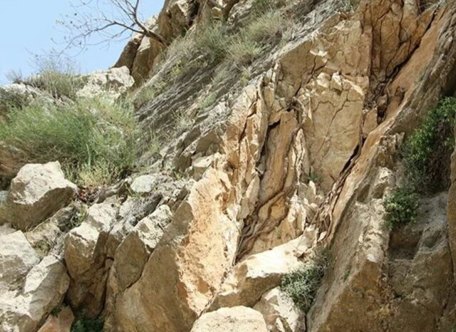 تعرض به سنگ&zwnj;نگاره ساسانی به خاطر گنج