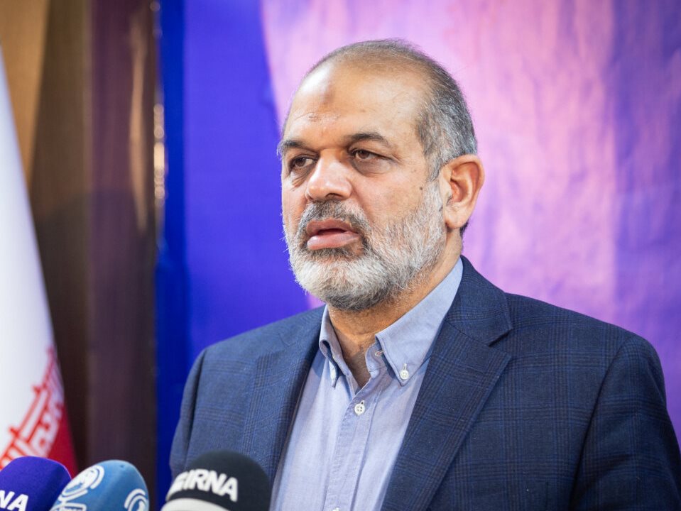 وزیر کشور درمورد حادثه مشهد: افشانه فلفلی استفاده شد چون خطر شکسته شدن درها وجود داشت/  در ورزشگاه مشهد شرایط برای پدیرش بانوان فراهم نبود