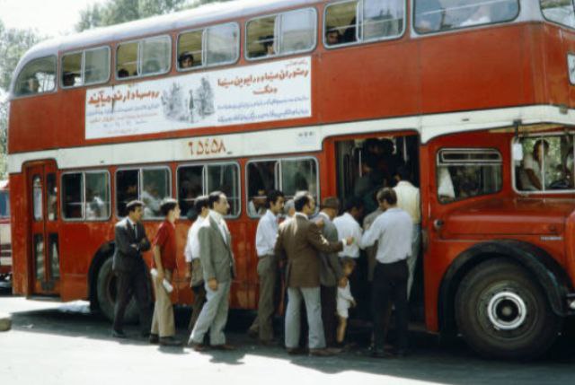 روزی که نخستین اتوبوس دوطبقه&zwnj; به تهران آمد / این اتوبوس پیش از ورود به تهران، با تصاویر آثار تاریخی ایران روی بدنه اش، در لندن و پاریش به گردش درآمد / مونتاژ اتوبوس ها به دست کارگران شرکت واحد