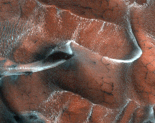 دهانه یخ زده مریخ در تصویر جدید ناسا می‌درخشد