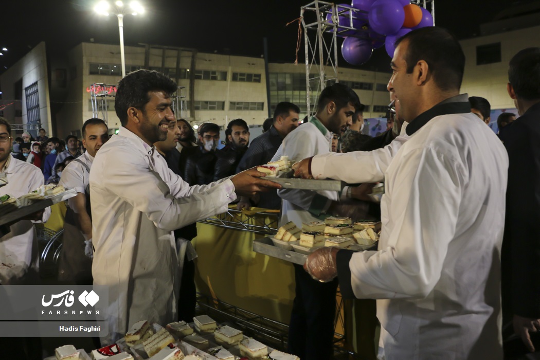تصاویر: پخت و توزیع کیک ۵ تُنی در مشهد