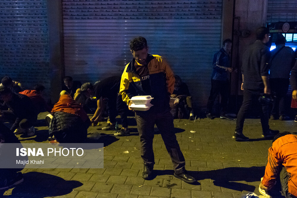 تصاویر: توزیع غذای گرم بین کارتن&zwnj; خوابها