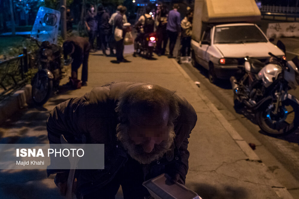 تصاویر: توزیع غذای گرم بین کارتن&zwnj; خوابها