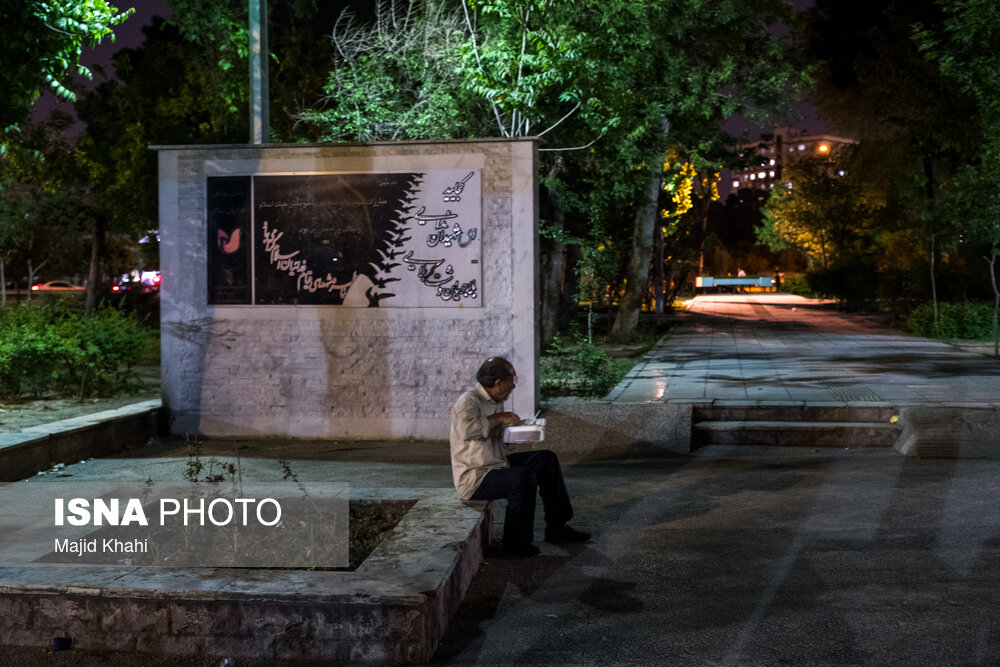 تصاویر: توزیع غذای گرم بین کارتن&zwnj; خوابها