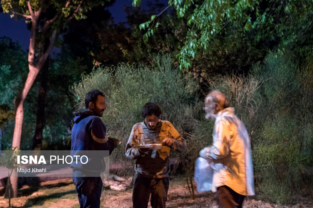 تصاویر: توزیع غذای گرم بین کارتن&zwnj; خوابها