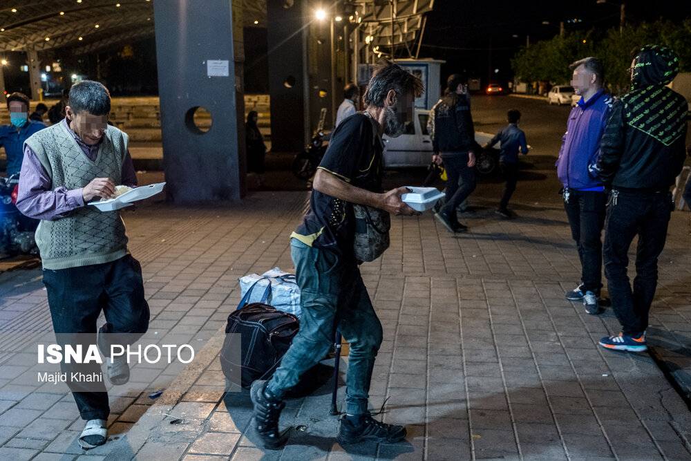 تصاویر: توزیع غذای گرم بین کارتن&zwnj; خوابها