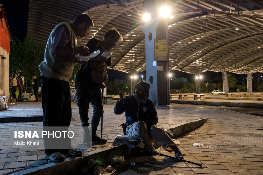 تصاویر: توزیع غذای گرم بین کارتن&zwnj; خوابها