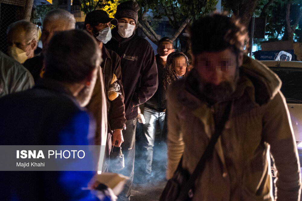 تصاویر: توزیع غذای گرم بین کارتن&zwnj; خوابها