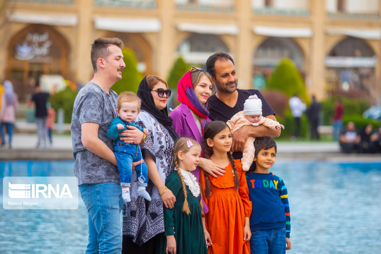 تصاویر: گردشگران نوروزی در میدان نقش جهان