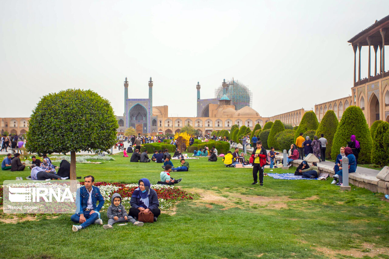 تصاویر: گردشگران نوروزی در میدان نقش جهان