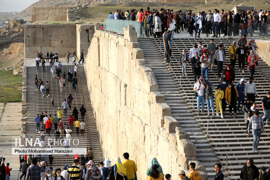تصاویر: بازدید هزاران مسافر نوروزی از تخت جمشید