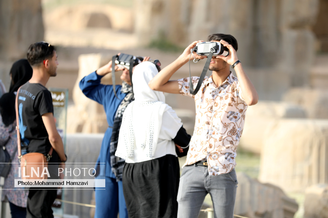 تصاویر: بازدید هزاران مسافر نوروزی از تخت جمشید
