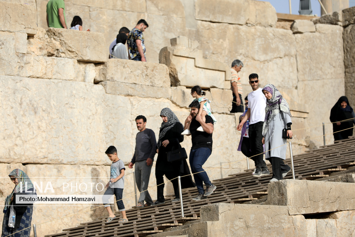 تصاویر: بازدید هزاران مسافر نوروزی از تخت جمشید