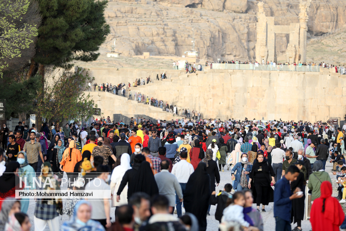 تصاویر: بازدید هزاران مسافر نوروزی از تخت جمشید