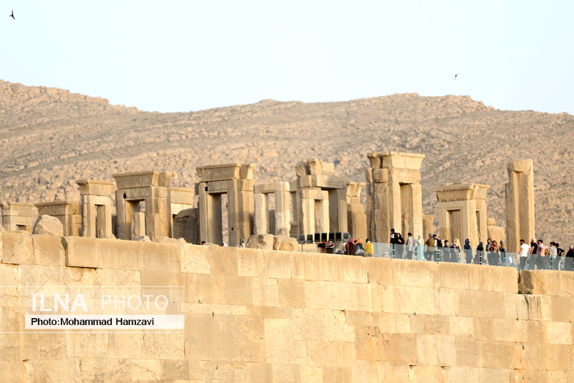 تصاویر: بازدید هزاران مسافر نوروزی از تخت جمشید