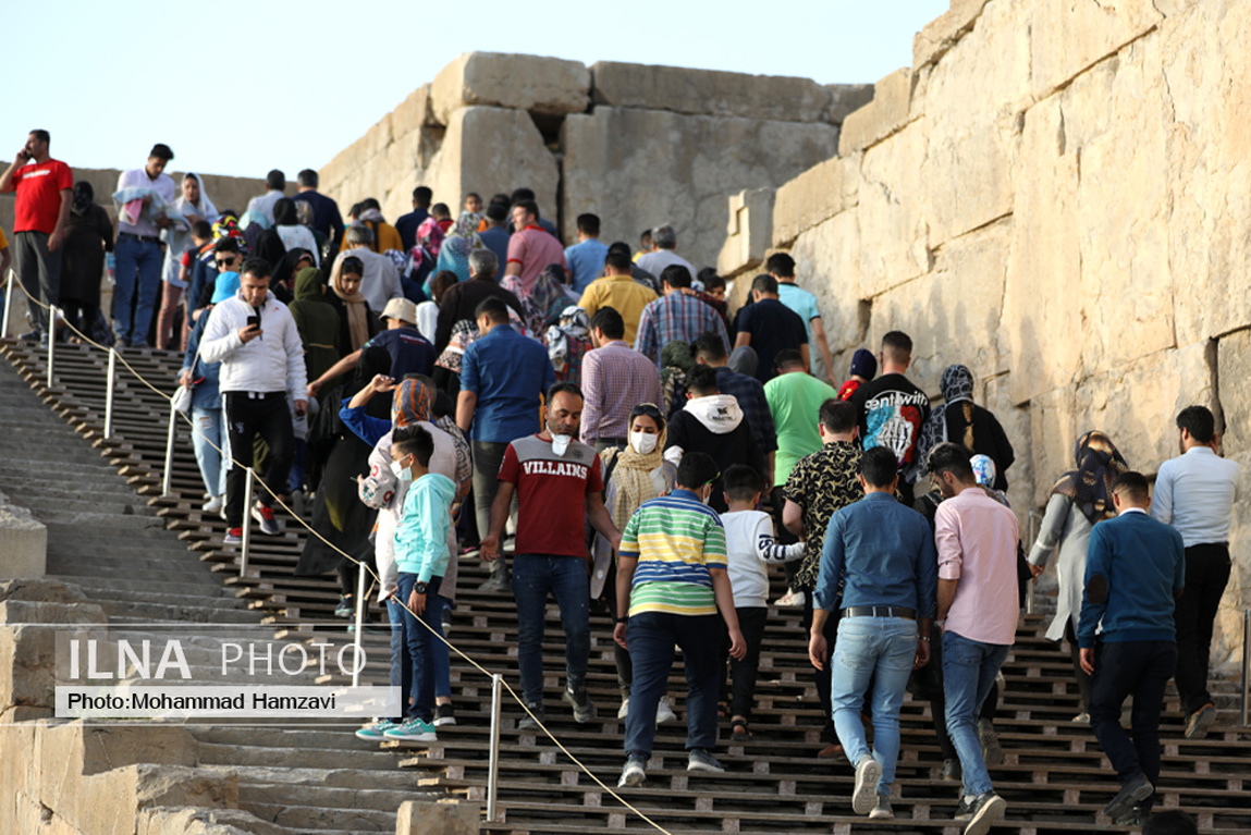 تصاویر: بازدید هزاران مسافر نوروزی از تخت جمشید