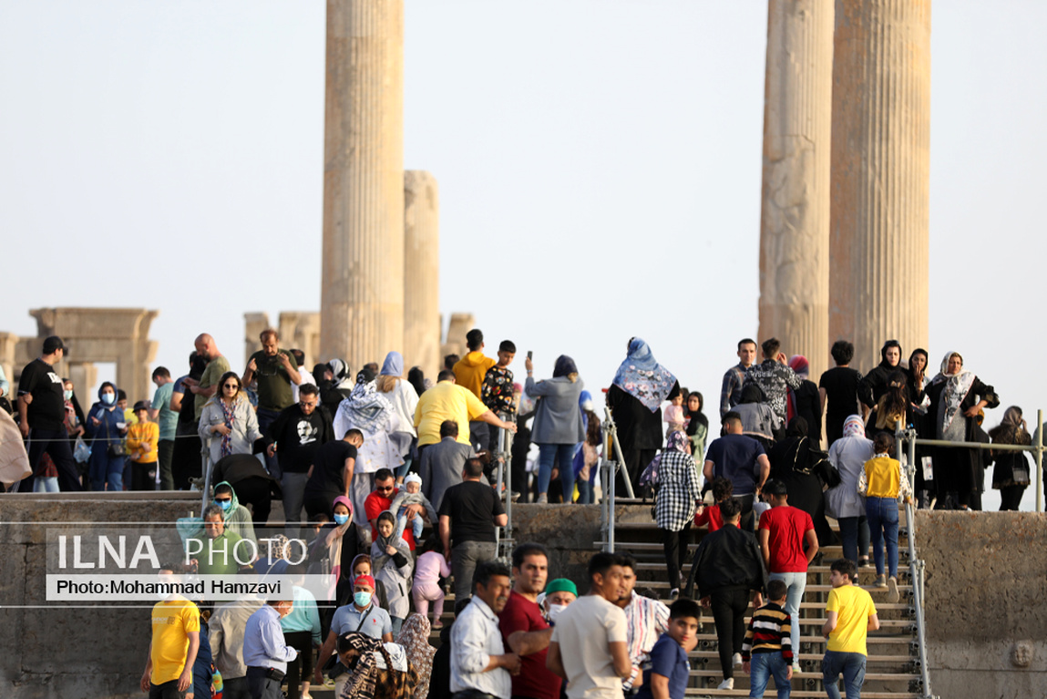 تصاویر: بازدید هزاران مسافر نوروزی از تخت جمشید