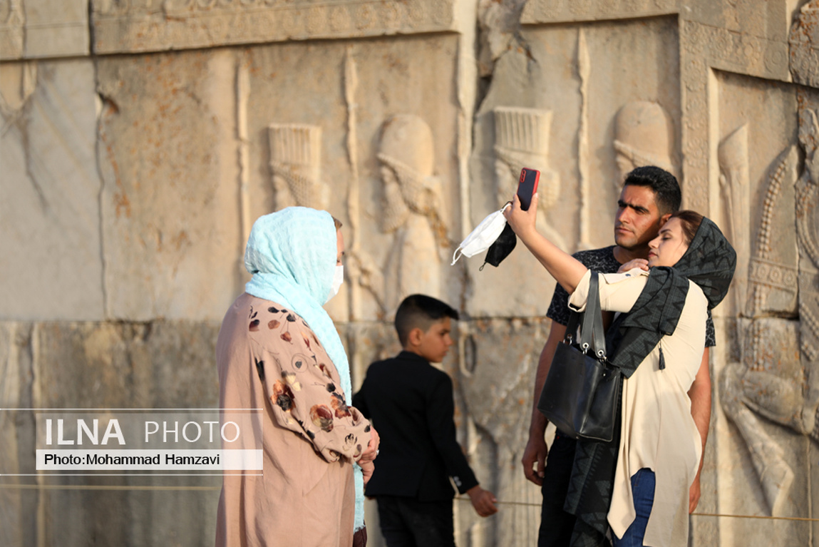 تصاویر: بازدید هزاران مسافر نوروزی از تخت جمشید