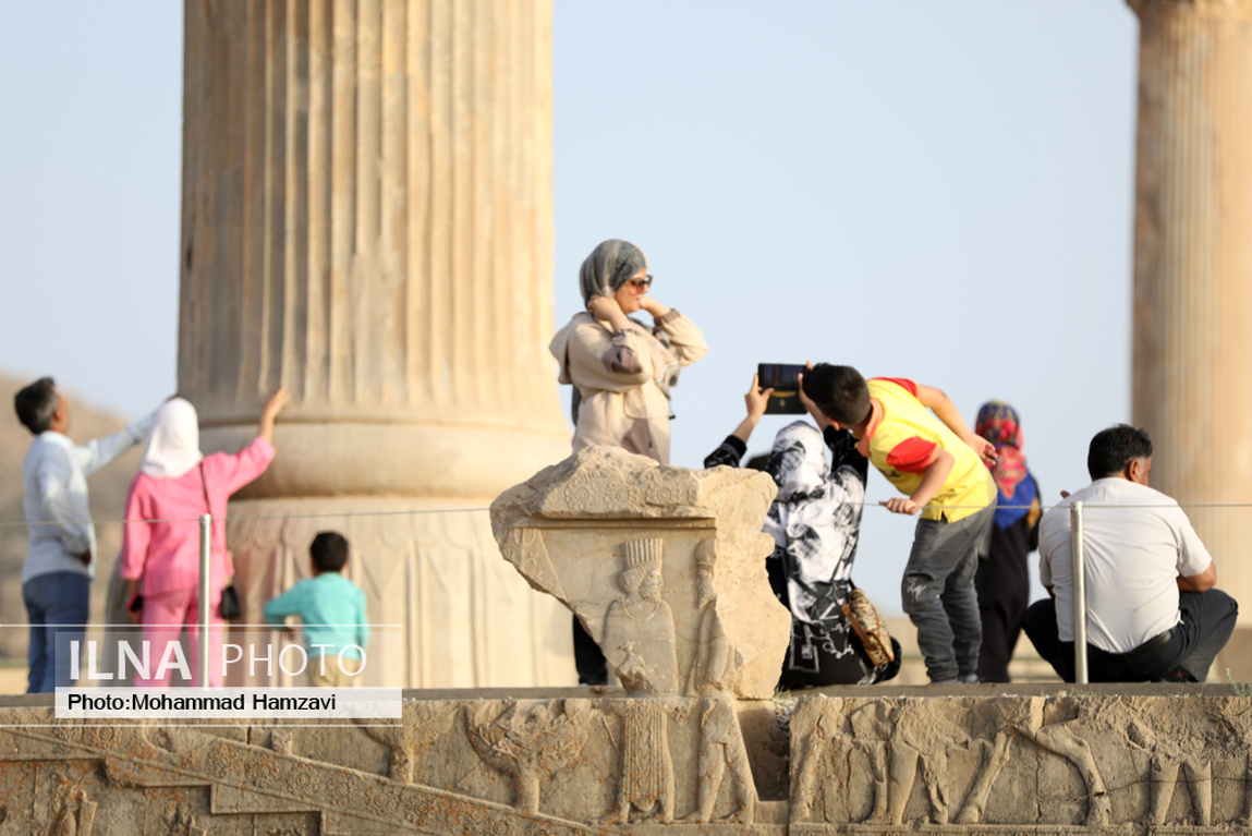 تصاویر: بازدید هزاران مسافر نوروزی از تخت جمشید