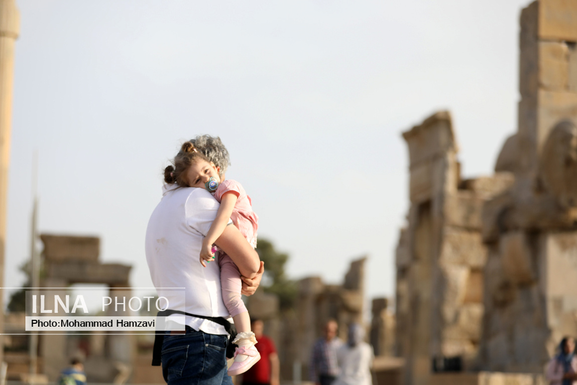 تصاویر: بازدید هزاران مسافر نوروزی از تخت جمشید