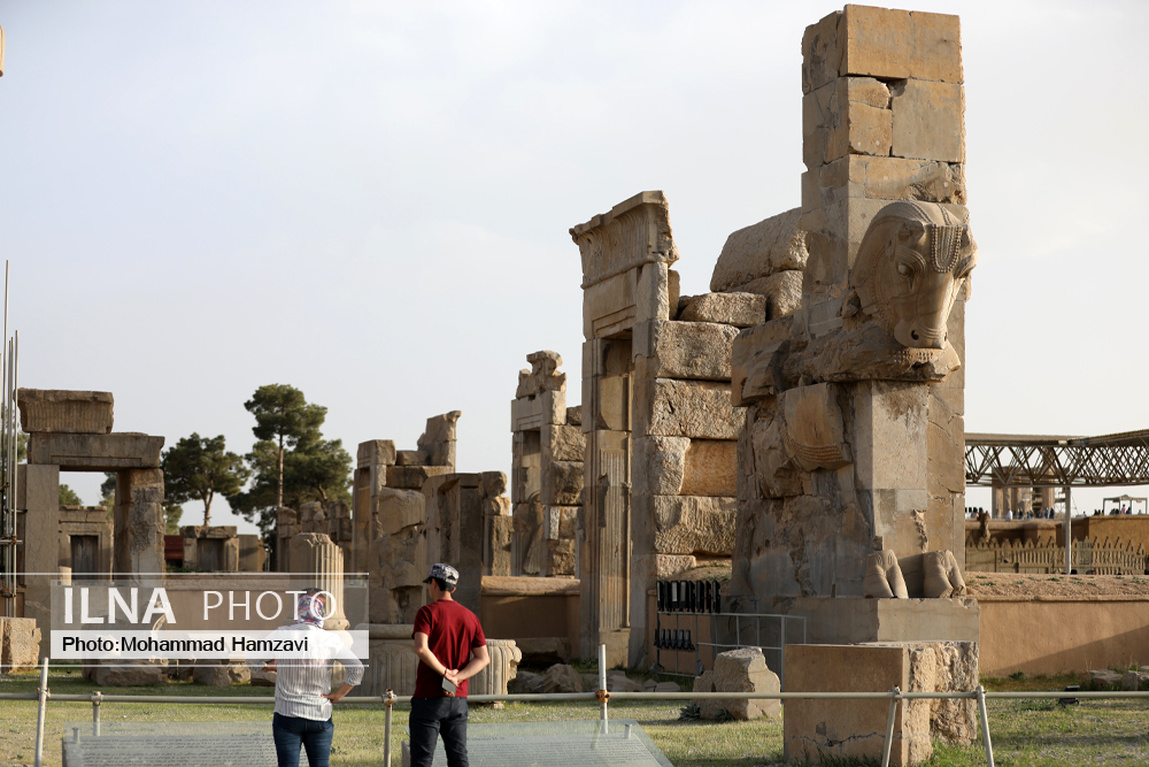 تصاویر: بازدید هزاران مسافر نوروزی از تخت جمشید