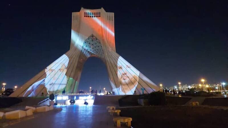 تصاویر: نورپردازی برج آزادی با پرچم یمن و تصویری از رهبران انصارالله
