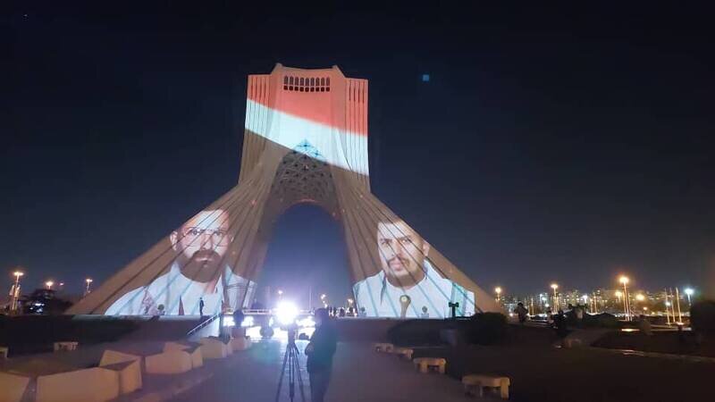 تصاویر: نورپردازی برج آزادی با پرچم یمن و تصویری از رهبران انصارالله