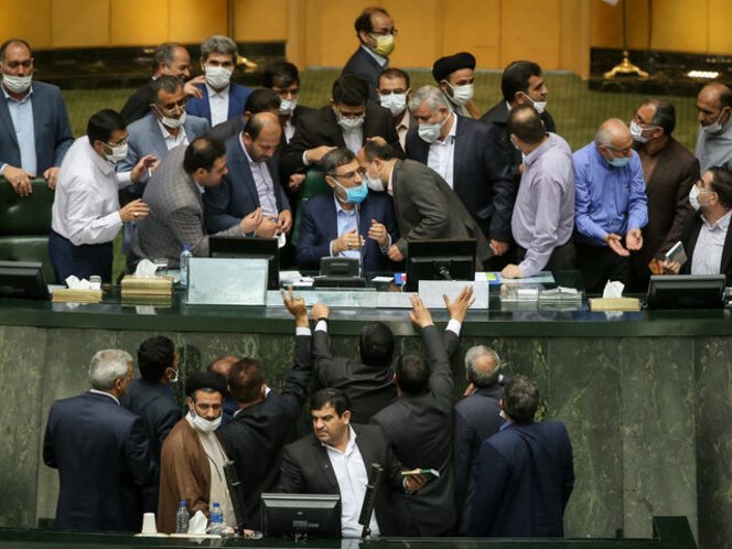 نه مجلس نه دولت حاضر نیستند حذف ارز ۴۲۰۰ تومانی را گردن بگیرند / حمله خبرگزاری مجلس به دولت: ادعا می‌کنند که ما ملزمشان به حذف کردیم