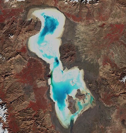 کاهش مساحت دریاچه ارومیه از ۱۵۰۰ به ۵۳۰ کیلومتر مربع در یک سال اخیر /  تنها یک پنجم از دریاچه باقی مانده