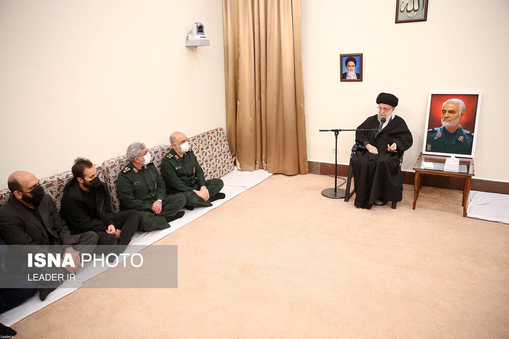 تصاویر: دیدار خانواده و اعضای ستاد بزرگداشت سردار سلیمانی با مقام معظم رهبری