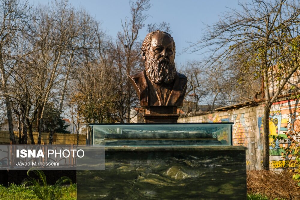 تصاویر: تندیس‌های مفاخر گیلان در رشت