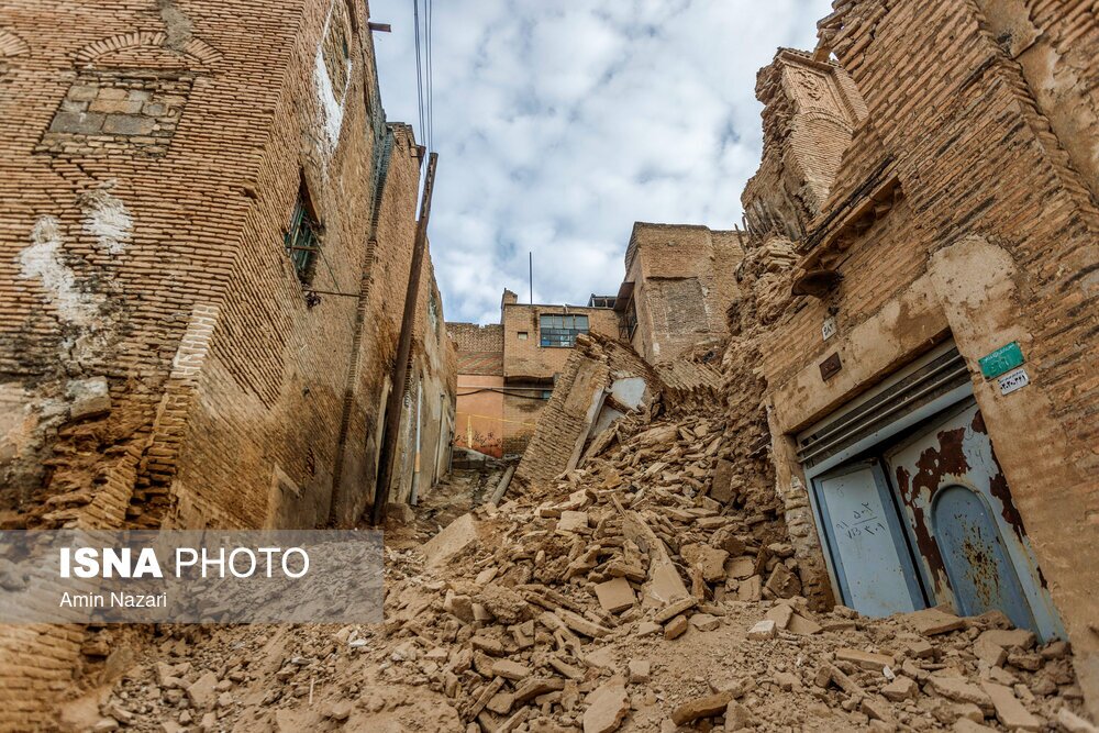 تصاویر: ریزش یک خانه تاریخی و مسدود شدن مسیر