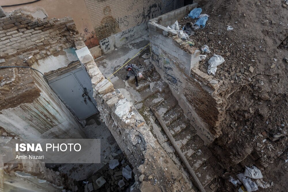 تصاویر: ریزش یک خانه تاریخی و مسدود شدن مسیر