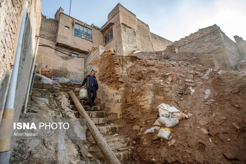 تصاویر: ریزش یک خانه تاریخی و مسدود شدن مسیر