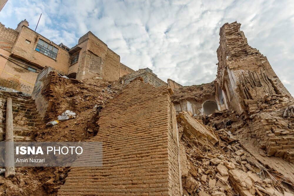 تصاویر: ریزش یک خانه تاریخی و مسدود شدن مسیر