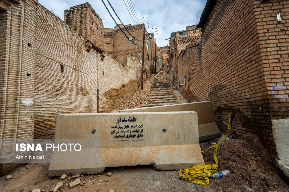 تصاویر: ریزش یک خانه تاریخی و مسدود شدن مسیر