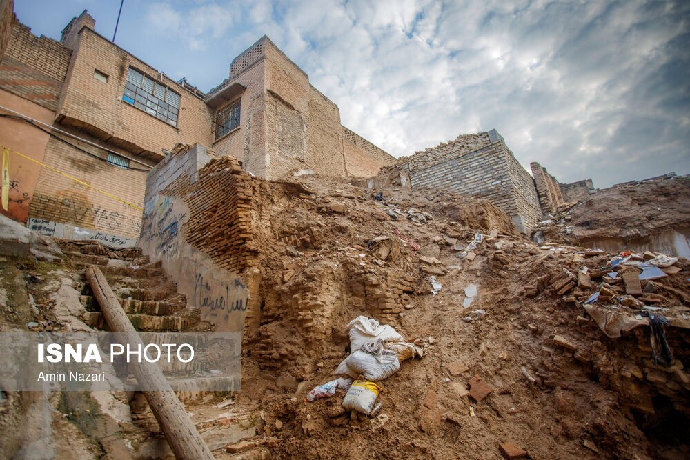 تصاویر: ریزش یک خانه تاریخی و مسدود شدن مسیر