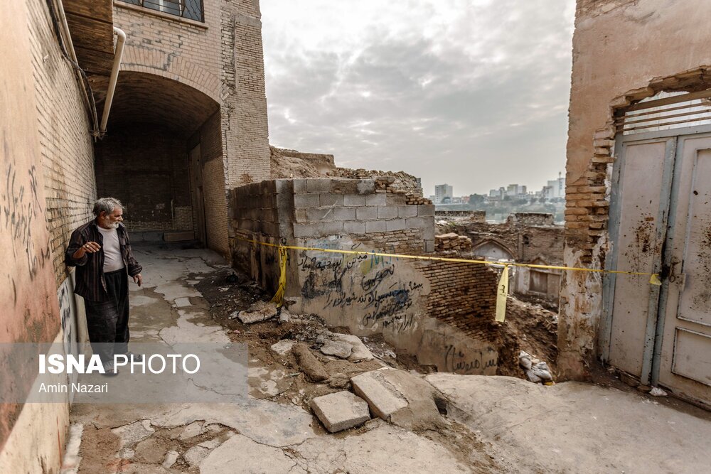 تصاویر: ریزش یک خانه تاریخی و مسدود شدن مسیر